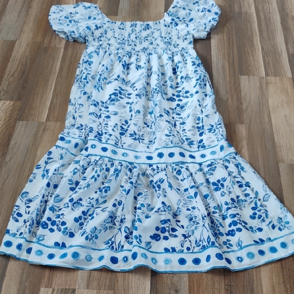 Women's Darling Size Large Blue And White Floral Smocked Sundress Cap Sleeve